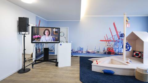 Raum mit Spielzeugboot im Childhood-Haus in Hamburg, auf einem Bildschirm ist Königin Silvia von Schweden zu sehen, die Gründerin der World Childhood Foundation