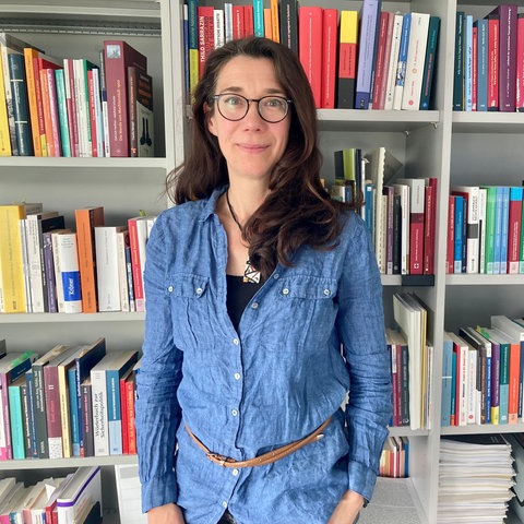 Die Marburger Erziehungswissenschaftlerin Tina Dürr vor einer Bücherwand