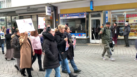 Freunde und Verwandte der Opfer führen den Trauermarsch an.