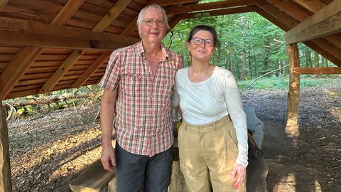 Rüdiger Mars und Ellen Enslen in Hütte auf Trekkingplatz Aartal Kellerwald