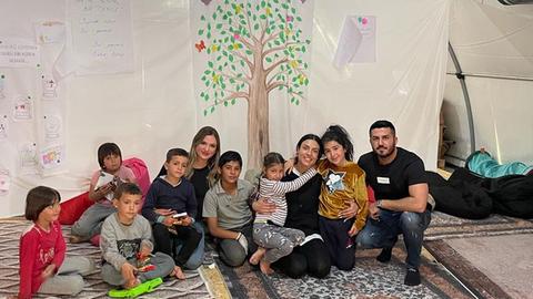 Yekta, Derya und Kerem mit Kindern in der Türkei