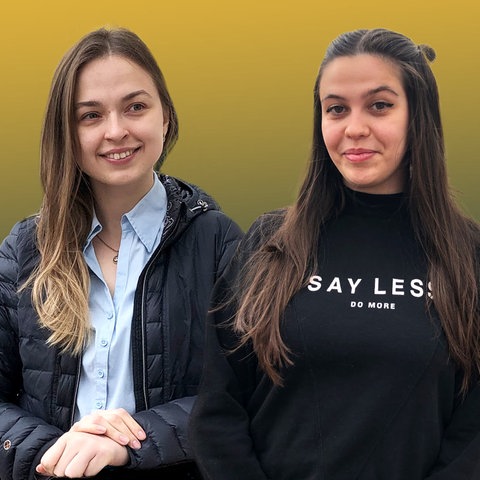 Olga (links) und Olena im Portrait freigestellt auf einer farbigen Fläche.