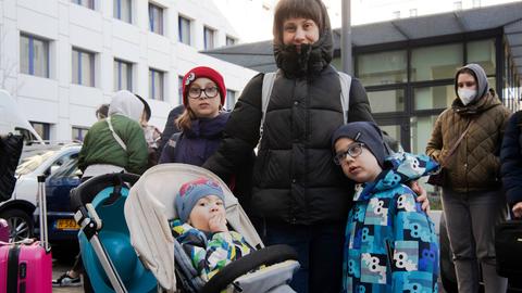 Der 3 Jahre alte Artom aus der ukrainischen Stadt Kiew wartet mit seinen Geschwistern Karina (11) und Igor (5) sowie Mutter Alijona mit anderen Kriegsflüchtlingen aus der Ukraine vor einem Hostel.