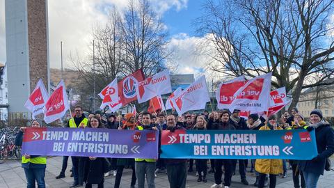 Protestierende Menschen an der Uni Marburg