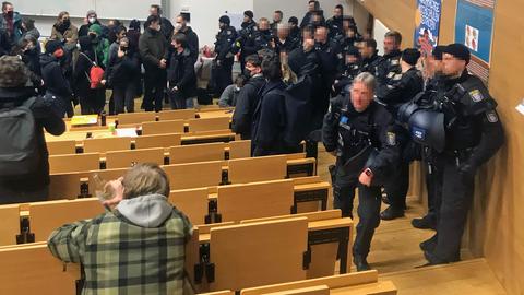 Polizisten am Dienstagabend im besetzten Hörsaal der Goethe-Universität Frankfurt.