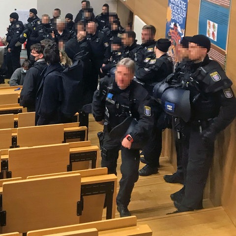 Polizisten am Dienstagabend im besetzten Hörsaal der Goethe-Universität Frankfurt.