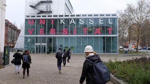 Der Uni-Campus der Uni Kassel. An einem Gebäude steht in großen Buchstaben "Universität Kassel".