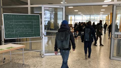 Der Stundenplan für die "Public Climate School" ist im Audimax der Marburger Uni ausgestellt.