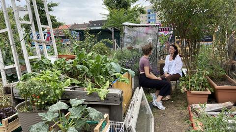 Marit Tesar sitzt mit Alexandra Walker im Hafengarten