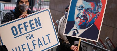 Mit Schildern und Plakaten erinnern Demonstranten vor dem Landgericht an den Kasseler Regierungspräsidenten Lübcke. 