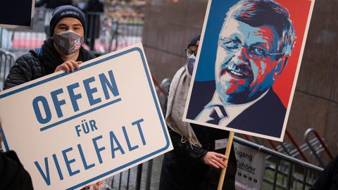 Mit Schildern und Plakaten erinnern Demonstranten vor dem Landgericht an den Kasseler Regierungspräsidenten Lübcke. 