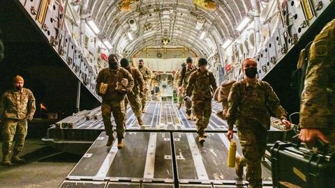 US-Soldaten steigen aus dem Flieger nach ihrer Ankunft in Wiesbaden.