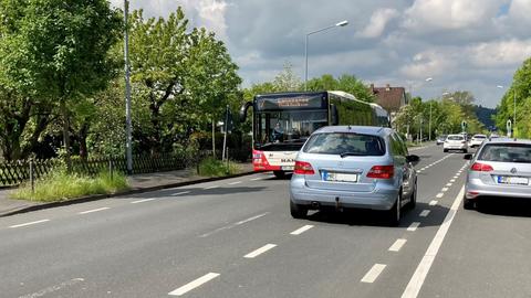 Straße mit Autos und Bussen