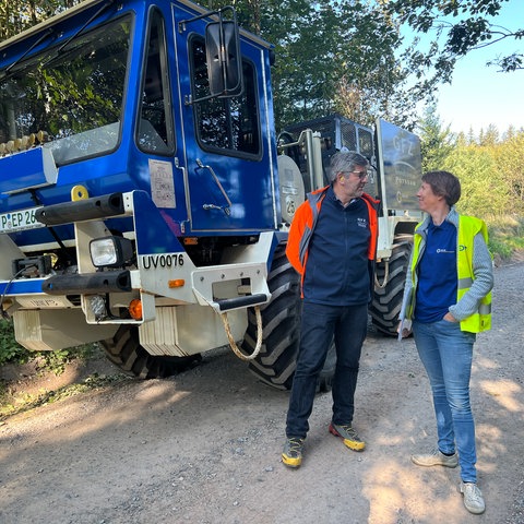 Auf dem Berg Tromm starten Erkundungen mit einem sogenannten Vibro-Truck. 