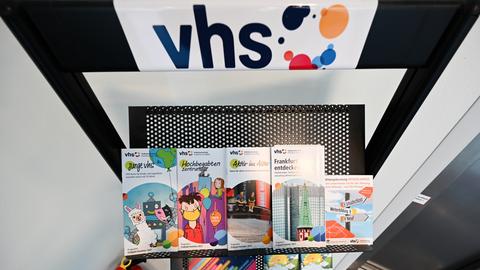 Logo der Volkshochschule vhs - davor ein Schriftenständer