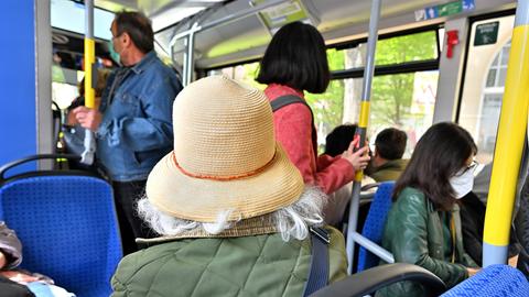 Ein Bus von innen - überall sitzen und stehen Menschen