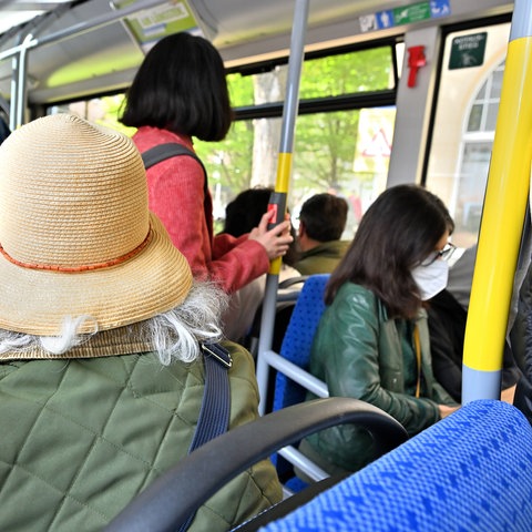 Ein Bus von innen - überall sitzen en stehen Menschen