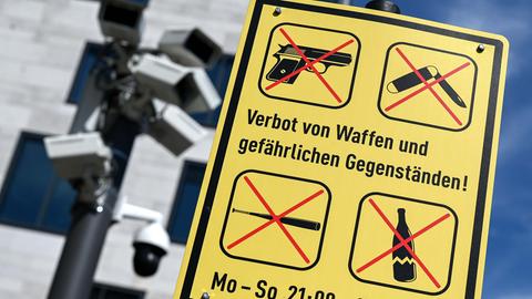 Schild weist auf Waffenverbot hin.