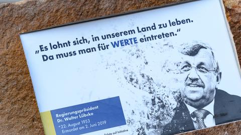 Ein Gedenkstein mit der Aufschrift "Es lohnt sich, in unserem Land zu leben. Da muss man für WERTE eintreten" liegt vor der Walter-Lübcke-Schule.