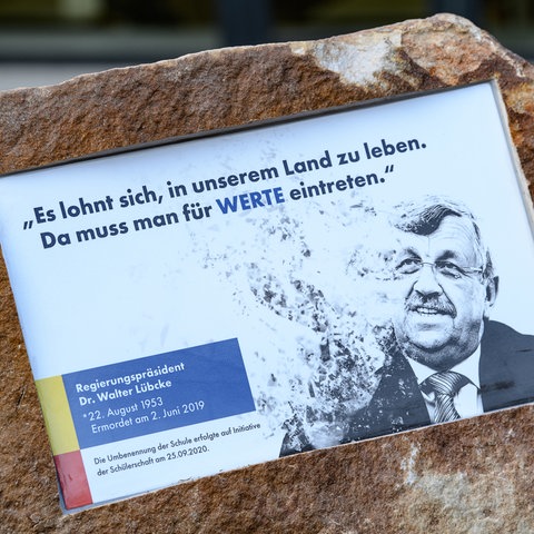 Ein Gedenkstein mit der Aufschrift "Es lohnt sich, in unserem Land zu leben. Da muss man für WERTE eintreten" liegt vor der Walter-Lübcke-Schule.