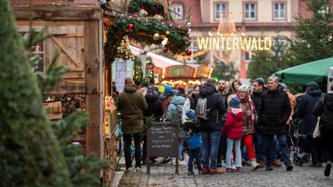 Besucher auf dem Weihnachtsmarkt in Fulda