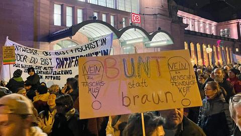 "Bunt statt braun": Viele Teilnehmerinnen und Teilnehmer brachten Plakate mit.