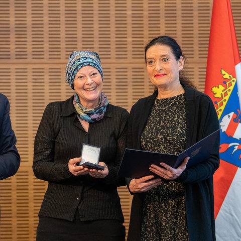 Ministerpräsident Boris Rhein (CDU) und die beiden Großnichten von Fritz Bauer, Pernilla Öhman und Marit Tiefenthal (v.l.n.r.)