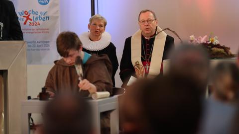 Bischöfin Kirsten Fehrs und Bischof Georg Bätzing beim Eröffungsgottesdienst auf Stühlen sitzend