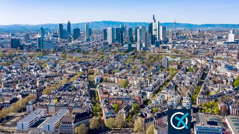 Frankfurt aus einer fernen Vogelperspektive fotografiert. Die Skyline und die umgebende Landschaft ist zu sehen.