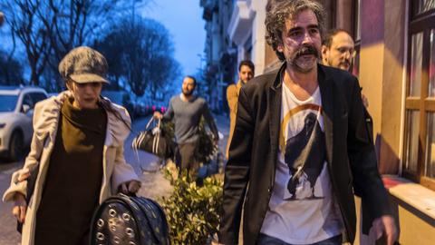 Deniz Yücel nach seiner Freilassung mit seiner Ehefrau Dilek in Istanbul