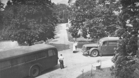 Schwarz-weiß Bild von großen Bussen