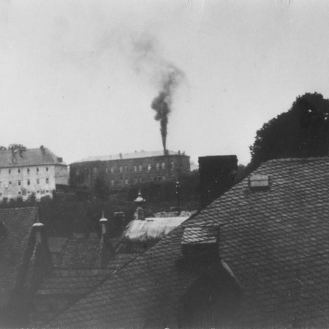 Schwarz-weiß Bild von Gebäude mit Schornstein