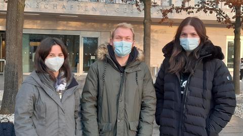 Drei Studierende an der Goethe-Uni mit Maske