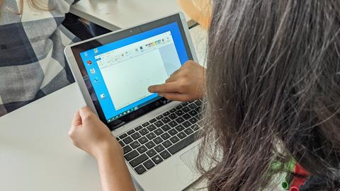 Eine Schülerin an der Herderschule erstellt eine digitale Skizze für eine Luftballon-Konstruktion, die sie später mit Mitschülern und Mitschülerinnen bauen soll.