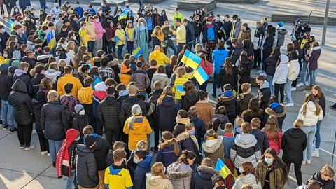 Kinder mit blau-gelben Fahnen an der Hessenwaldschule
