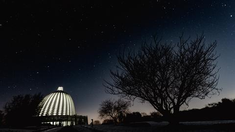 Bahaitempel in Hofheim-Langenhain nachts mit Sternenhimmel