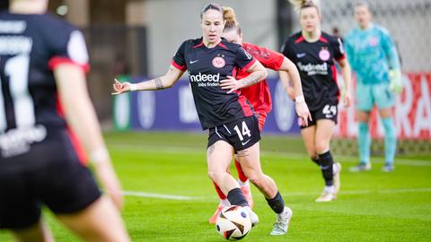 Geraldine Reuteler (schwarzes Eintracht-Trikot) spielt einen Pass mit ihrem rechten Fuß. 