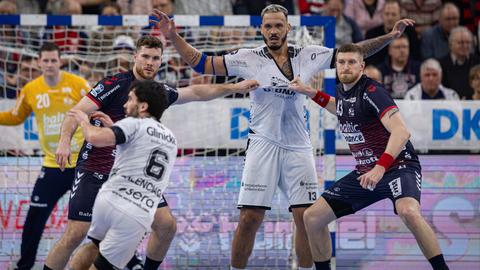 Mehrer Spieler der MT Meslungen im Kampf im den Ball. 