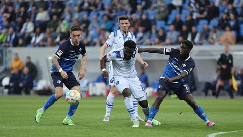 Marvin Mehlem (SV Darmstadt 98), Marvin Wanitzek (Karlsruher SC), Stephan Ambrosius (Karlsruher SC), Braydon Manu im Zweikampf