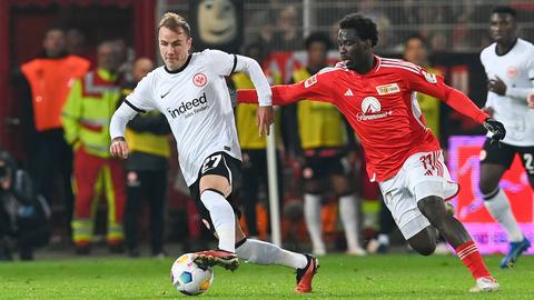  Mario Götze (Eintracht Frankfurt) und David Datro Fofana (1. FC Union Berlin) im Zweikampf,