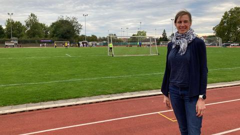 Kathrin Witteborg steht auf der Laufbahn des TuS Griesheim.