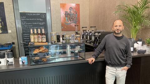 Teoman Savas steht an der Theke seines Cafés im Frankfurter Bahnhofsviertel.