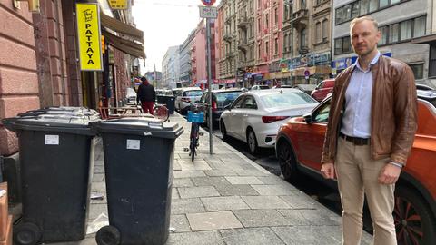 Michael Weber, Ortsvorsteher des Bahnhofsviertels, steht auf der Taunusstraße