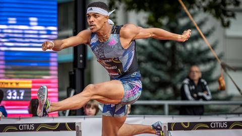 Joshua Abuaku beim Sprung über die Hürden.