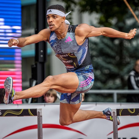 Joshua Abuaku beim Sprung über die Hürden.