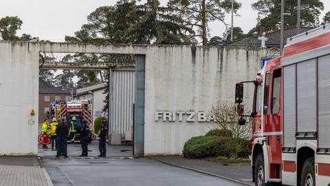 Feuerwehr am Tor der JVA Eberstadt.