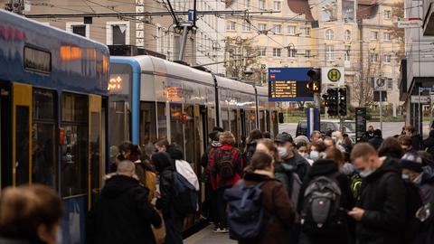 Viele Leute an Tramhaltestelle "Rathaus" in Kasseler Innenstadt