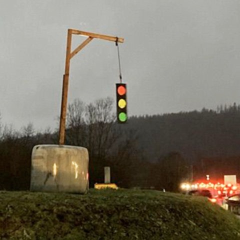 Kreisel mit Ampel am Galgen