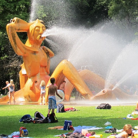 Kombo; wasserspeiendes Objekt im Park und die Eishöhle in Marburg