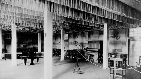 Ein Raum mit Klavier und abgehängten Decken